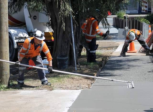 Frissen öntött beton simítása a munkaterületen